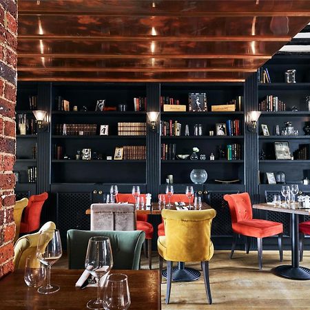 The Talbot Inn Уокинг Екстериор снимка