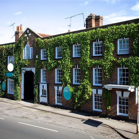 The Talbot Inn Уокинг Екстериор снимка