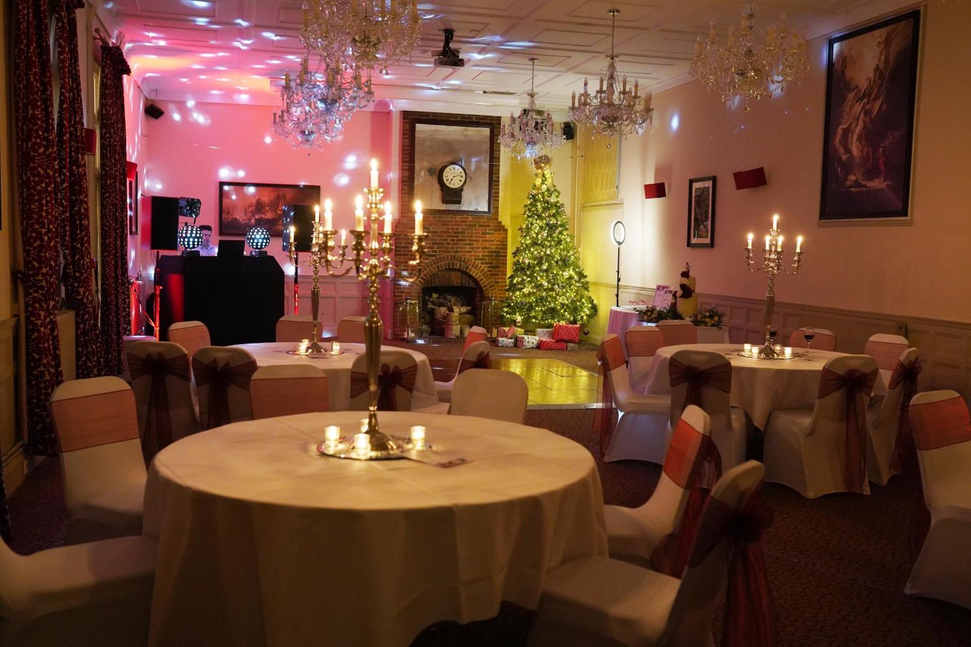 The Talbot Inn Уокинг Екстериор снимка