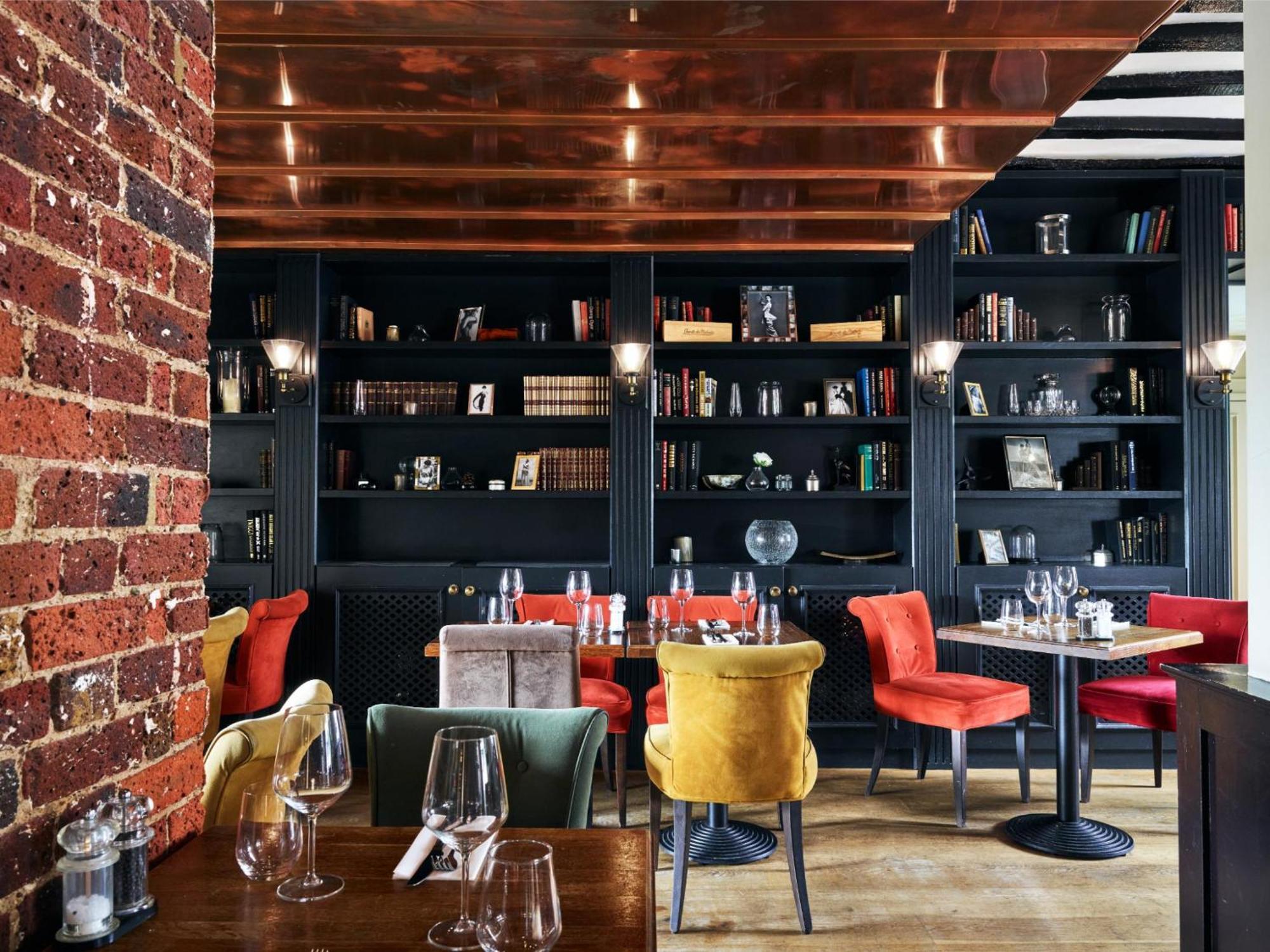 The Talbot Inn Уокинг Екстериор снимка