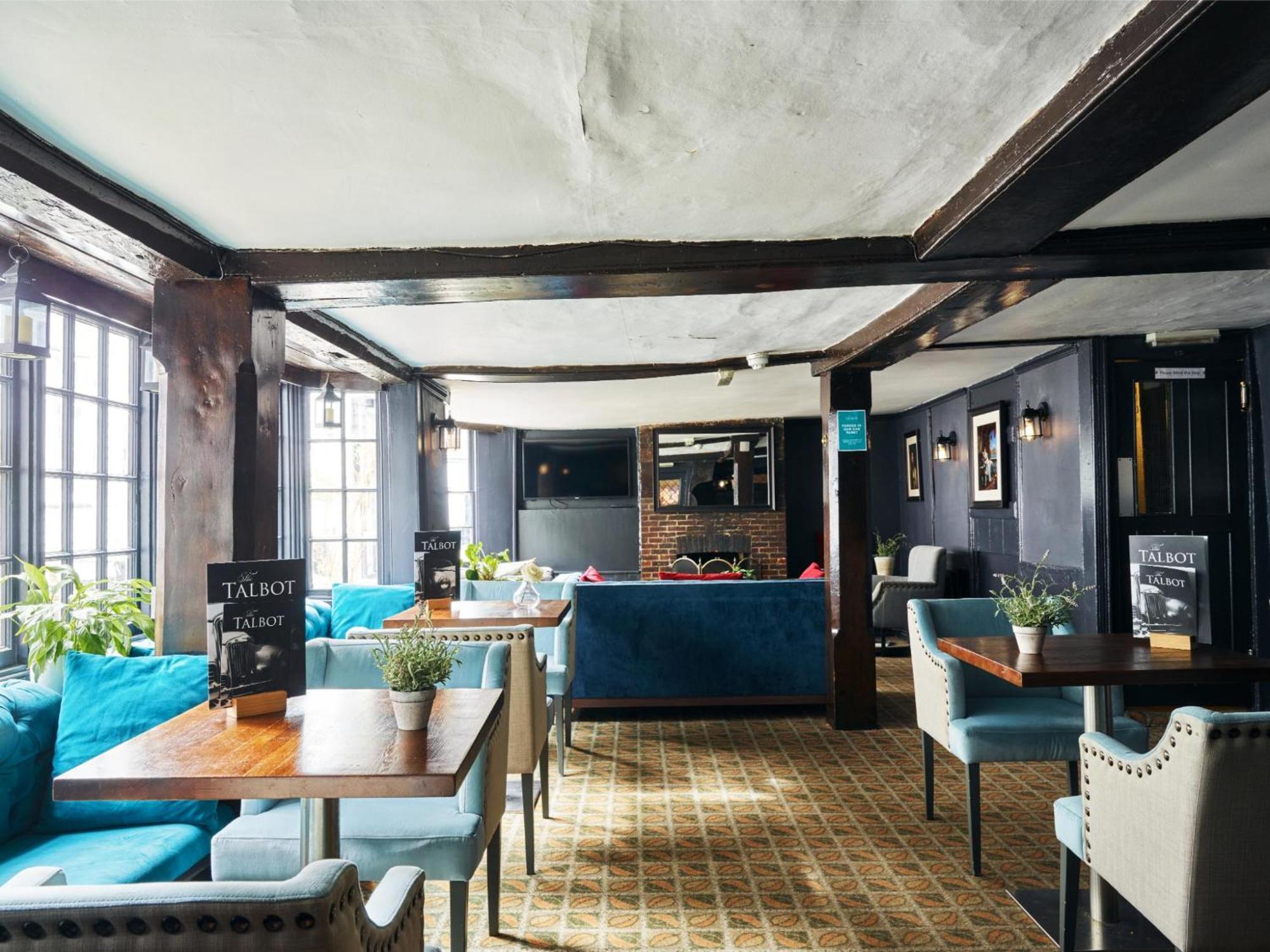 The Talbot Inn Уокинг Екстериор снимка