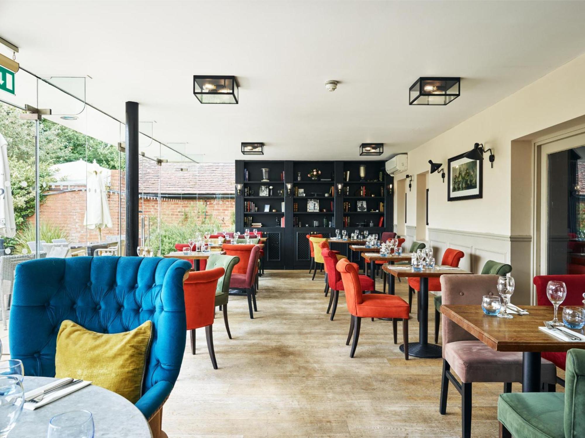 The Talbot Inn Уокинг Екстериор снимка