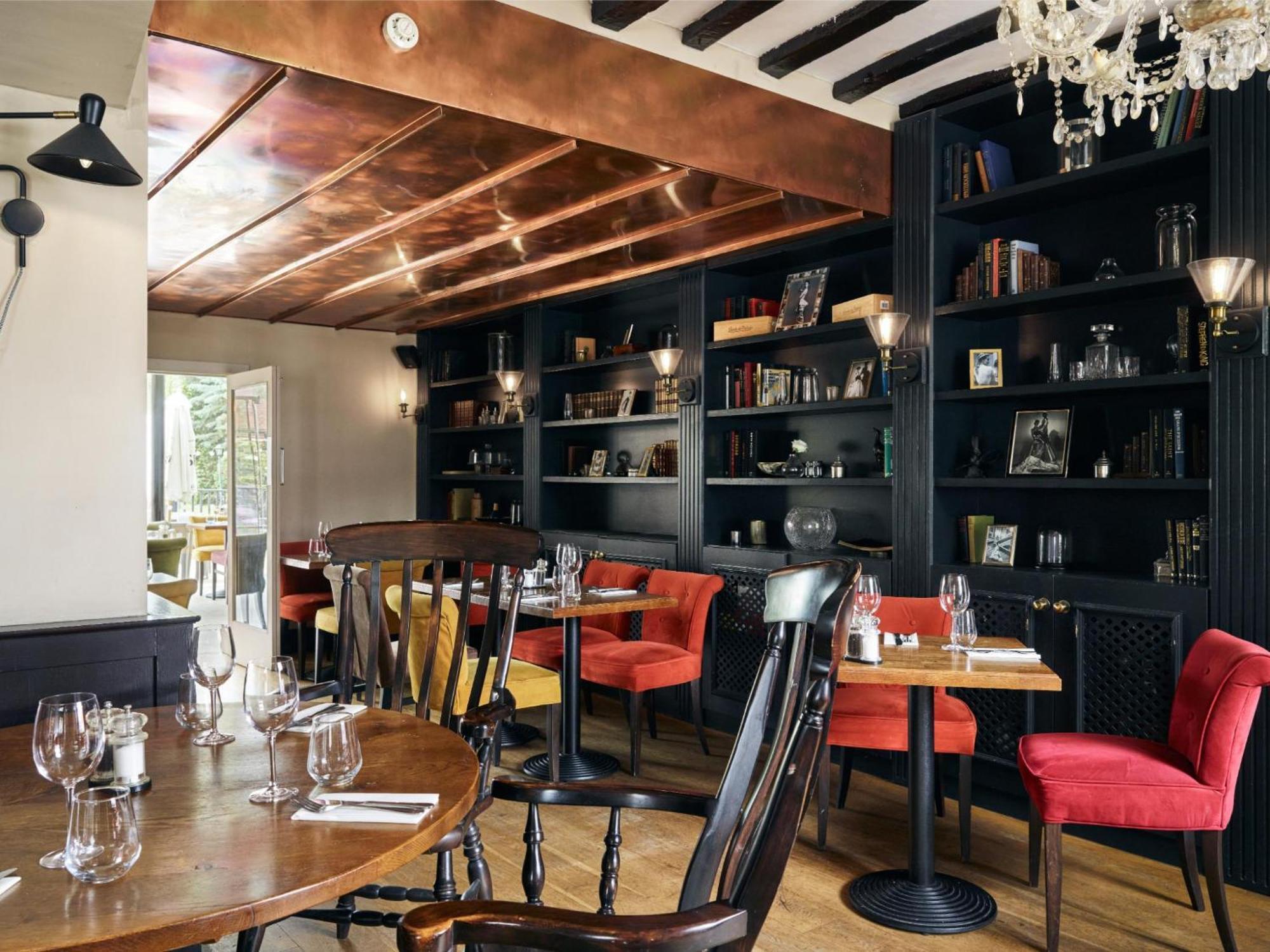 The Talbot Inn Уокинг Екстериор снимка