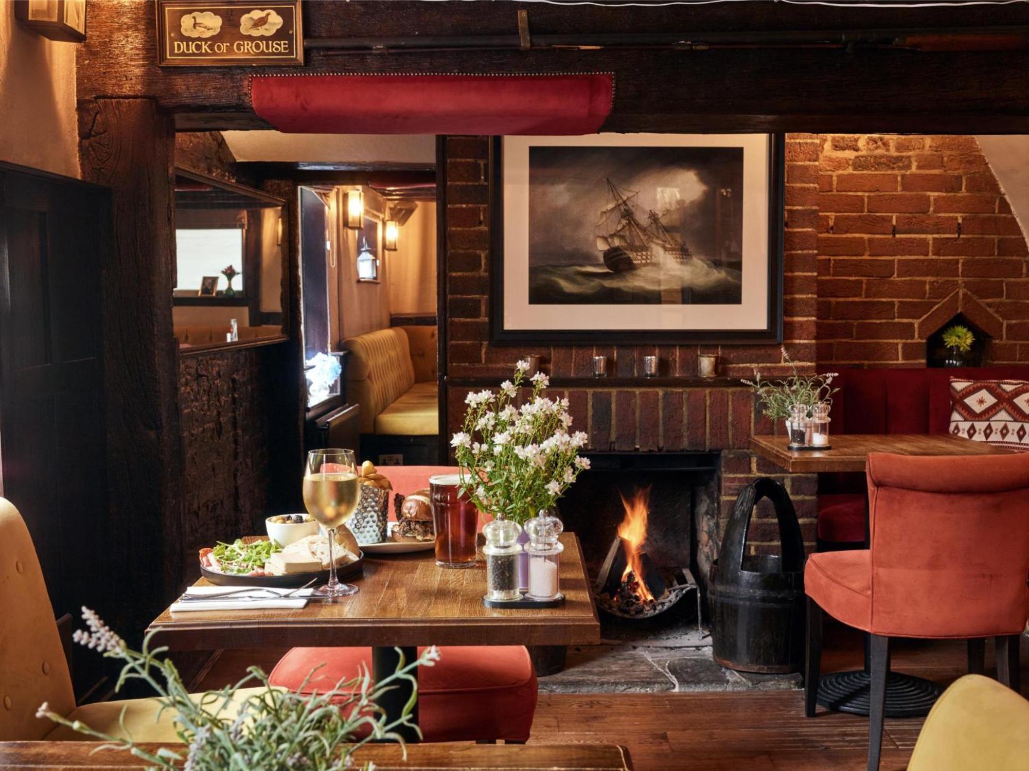 The Talbot Inn Уокинг Екстериор снимка