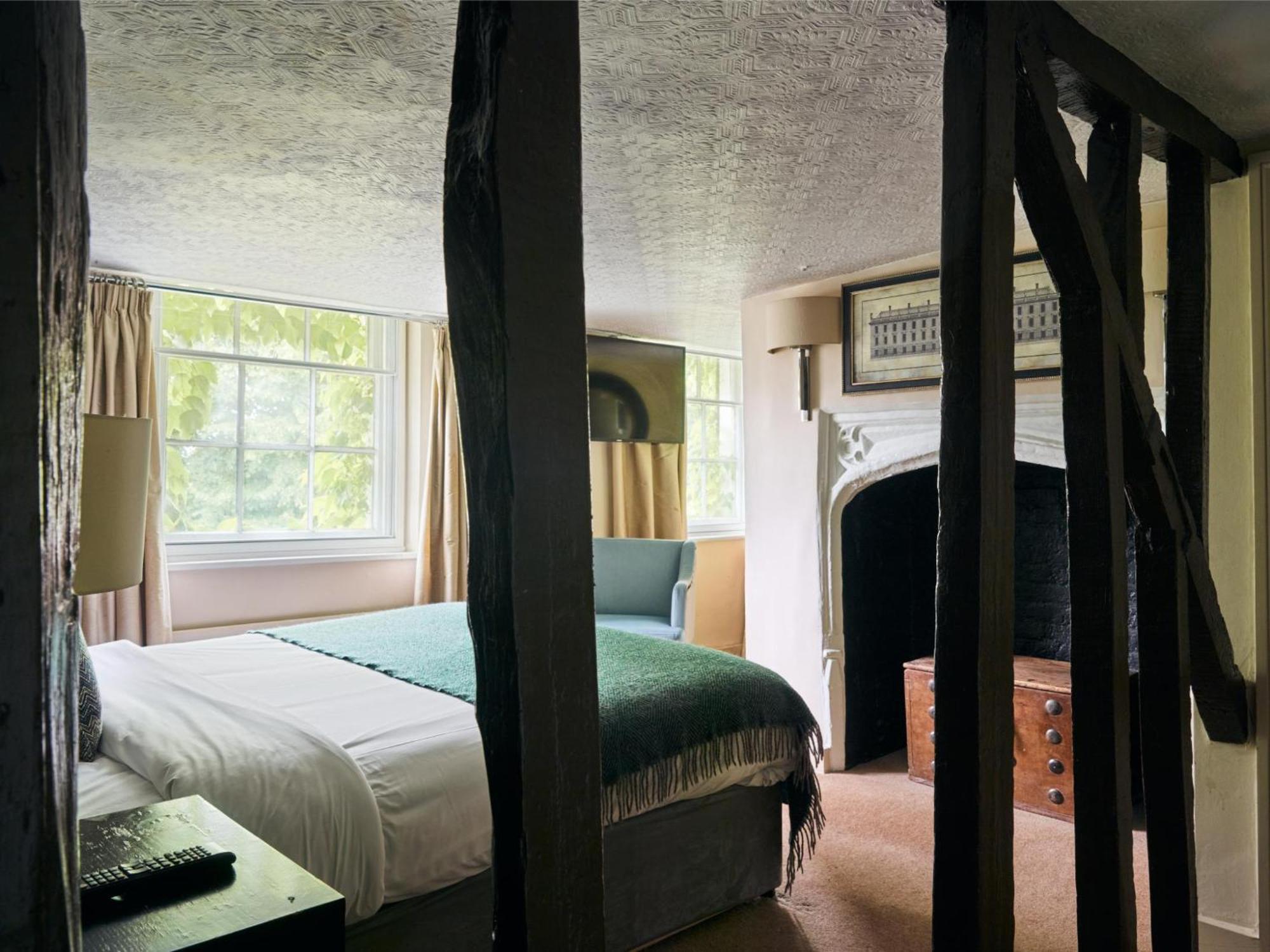 The Talbot Inn Уокинг Екстериор снимка