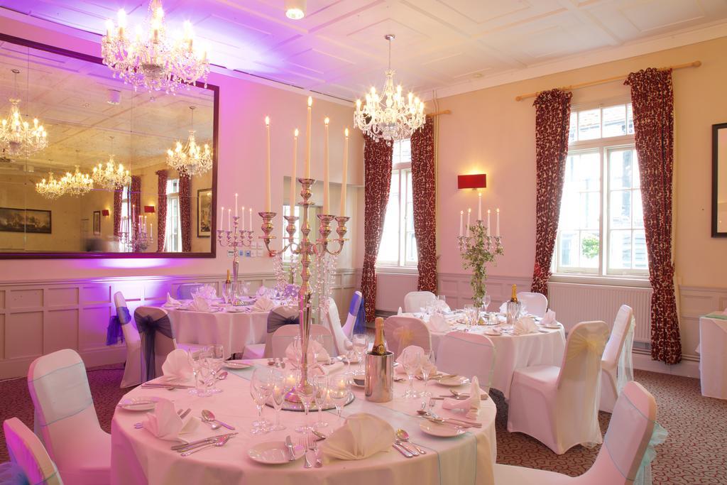 The Talbot Inn Уокинг Екстериор снимка