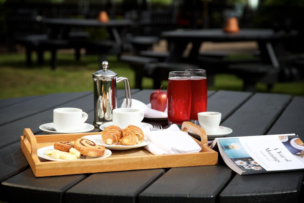 The Talbot Inn Уокинг Екстериор снимка