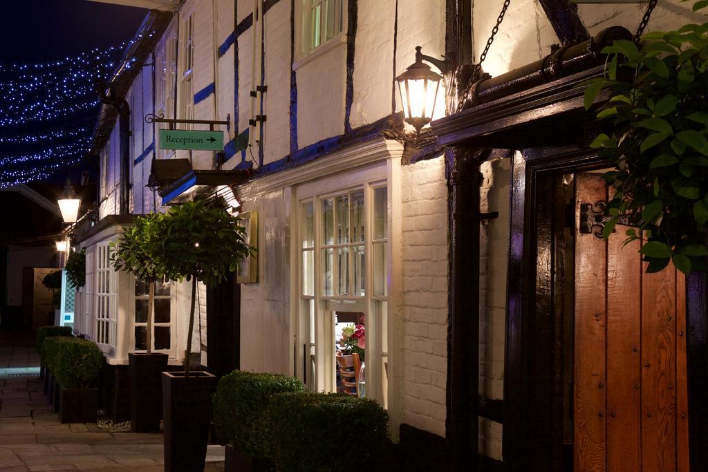The Talbot Inn Уокинг Екстериор снимка
