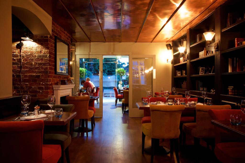The Talbot Inn Уокинг Екстериор снимка