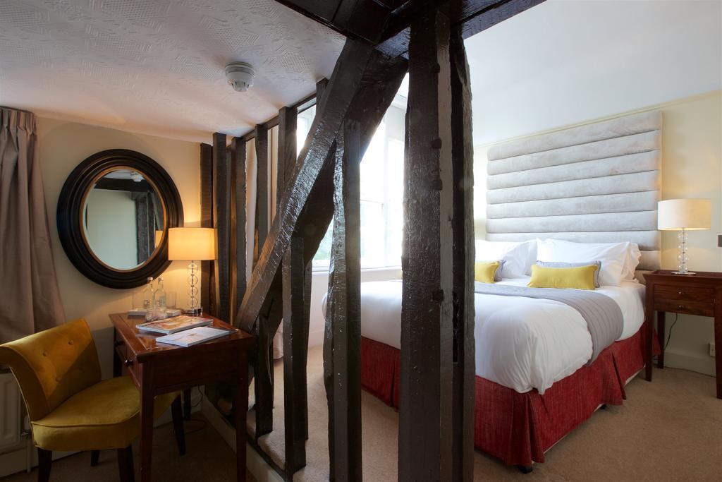 The Talbot Inn Уокинг Екстериор снимка