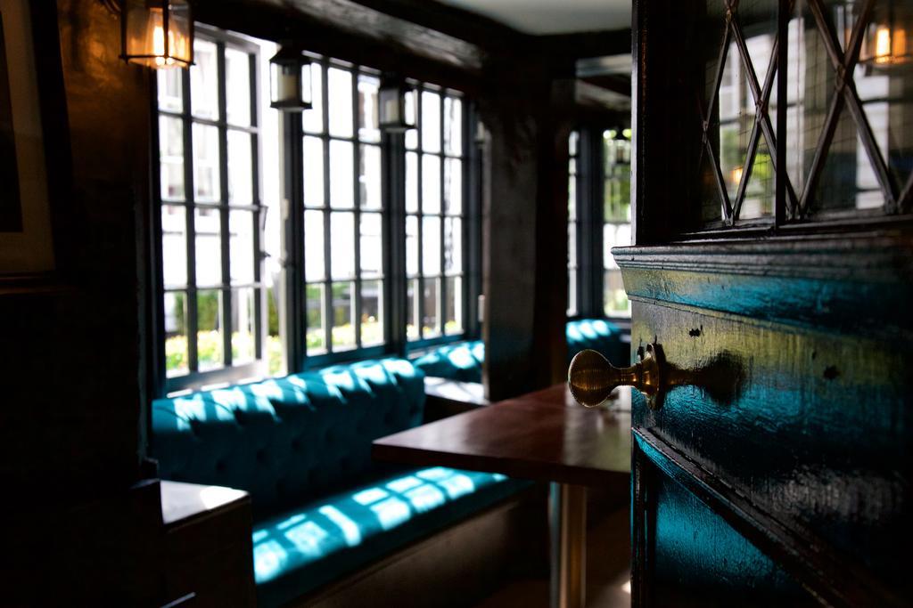 The Talbot Inn Уокинг Екстериор снимка