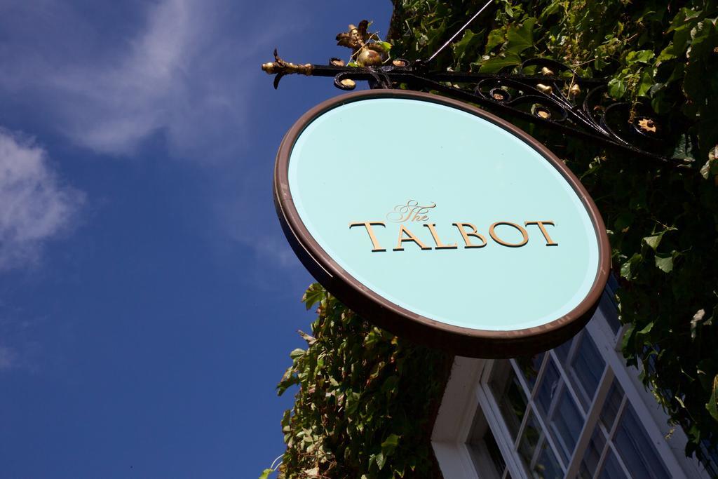 The Talbot Inn Уокинг Екстериор снимка