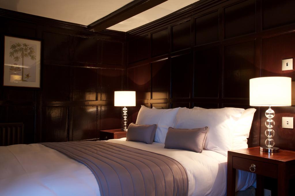 The Talbot Inn Уокинг Екстериор снимка