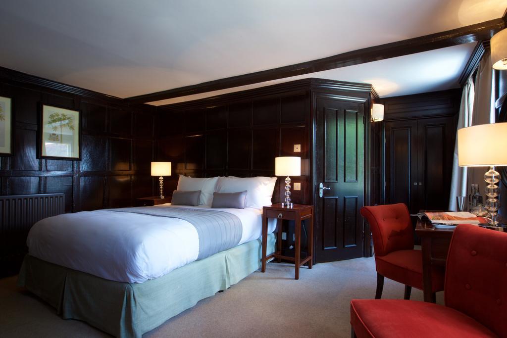 The Talbot Inn Уокинг Екстериор снимка