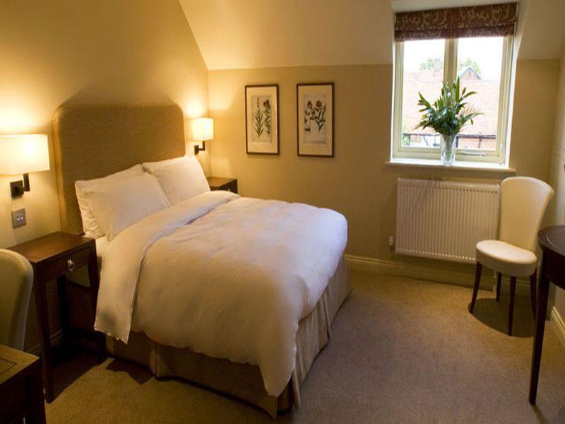 The Talbot Inn Уокинг Екстериор снимка