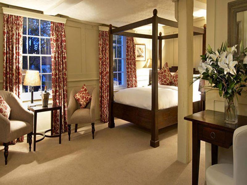 The Talbot Inn Уокинг Екстериор снимка