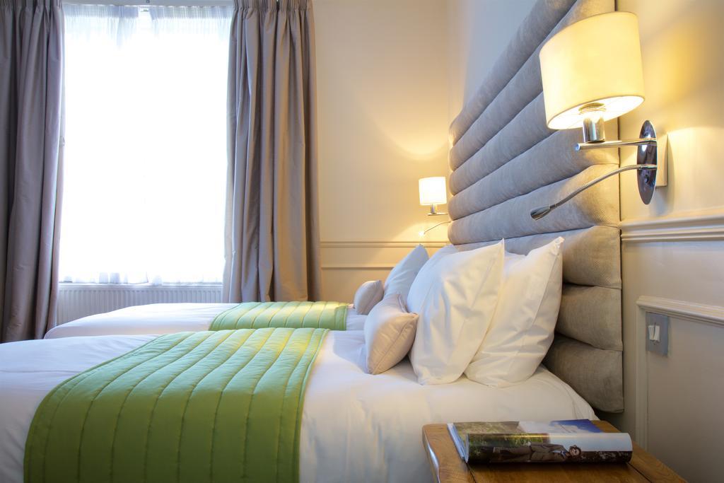 The Talbot Inn Уокинг Екстериор снимка