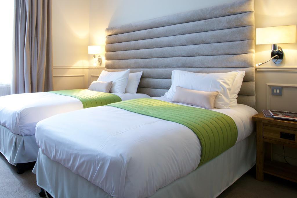 The Talbot Inn Уокинг Екстериор снимка