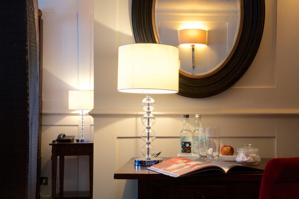 The Talbot Inn Уокинг Екстериор снимка