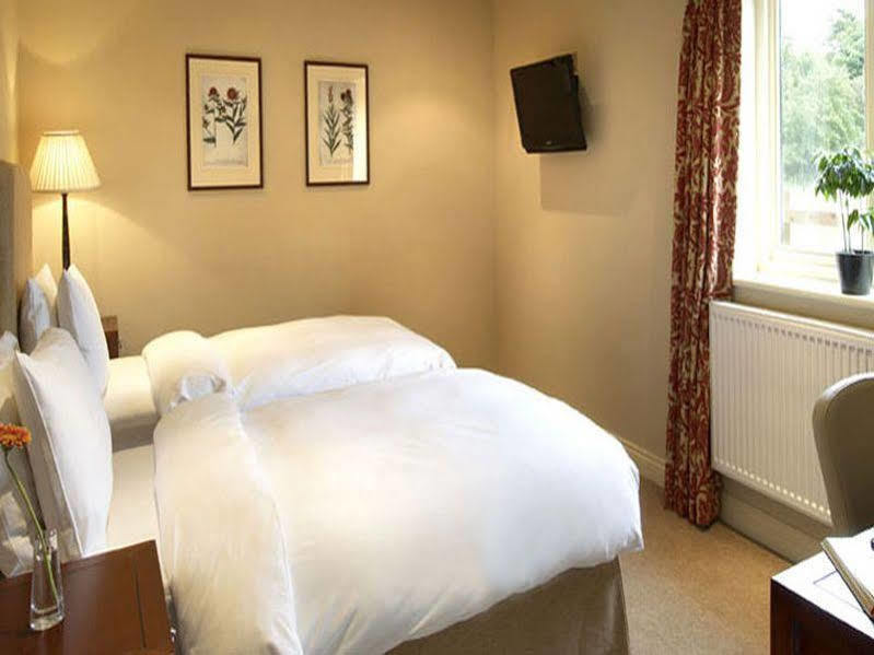 The Talbot Inn Уокинг Екстериор снимка
