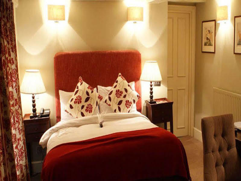 The Talbot Inn Уокинг Екстериор снимка