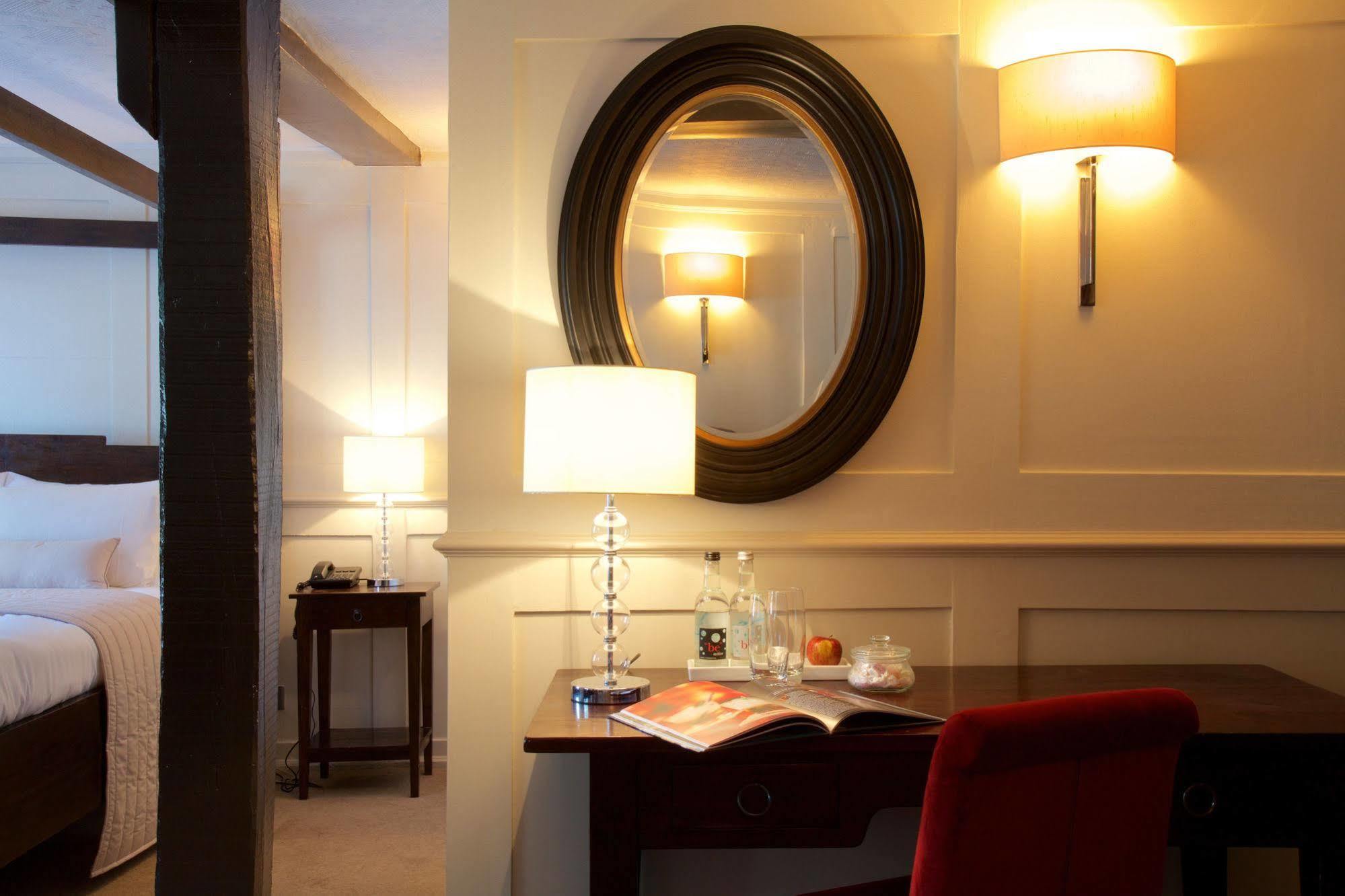 The Talbot Inn Уокинг Екстериор снимка