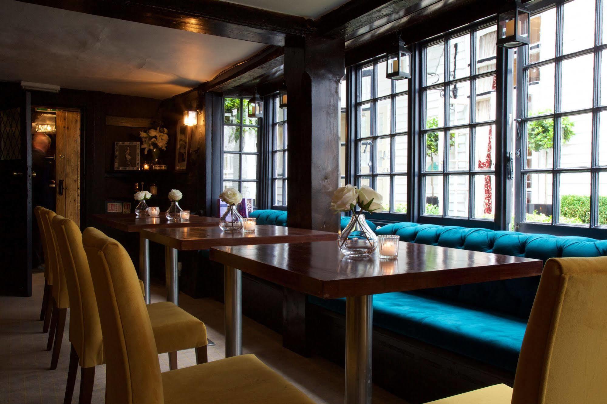 The Talbot Inn Уокинг Екстериор снимка