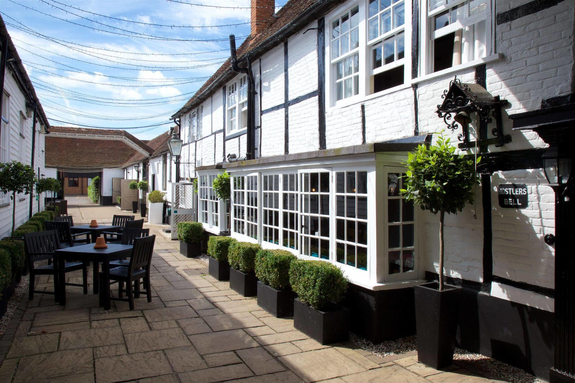 The Talbot Inn Уокинг Екстериор снимка