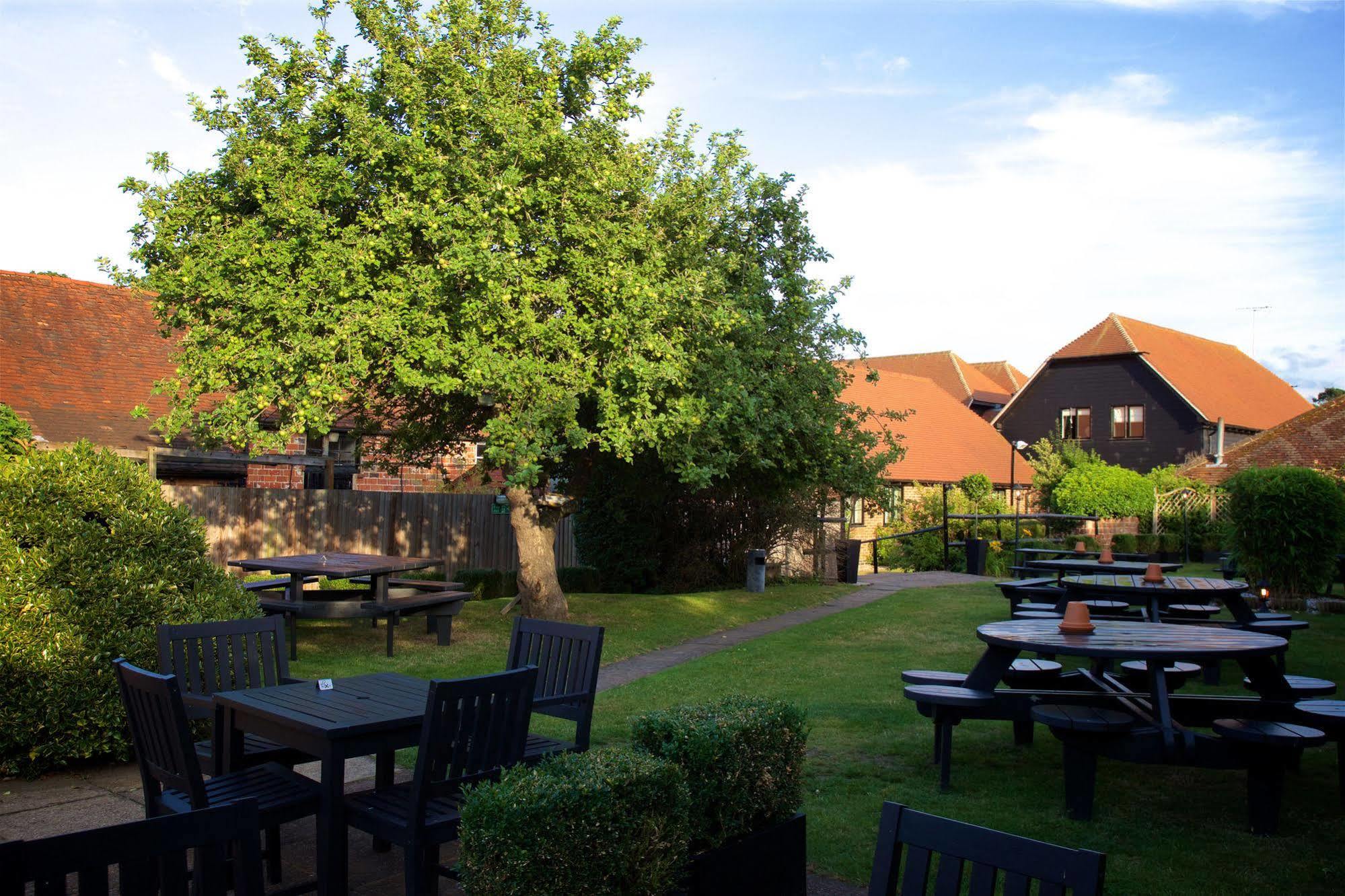 The Talbot Inn Уокинг Екстериор снимка