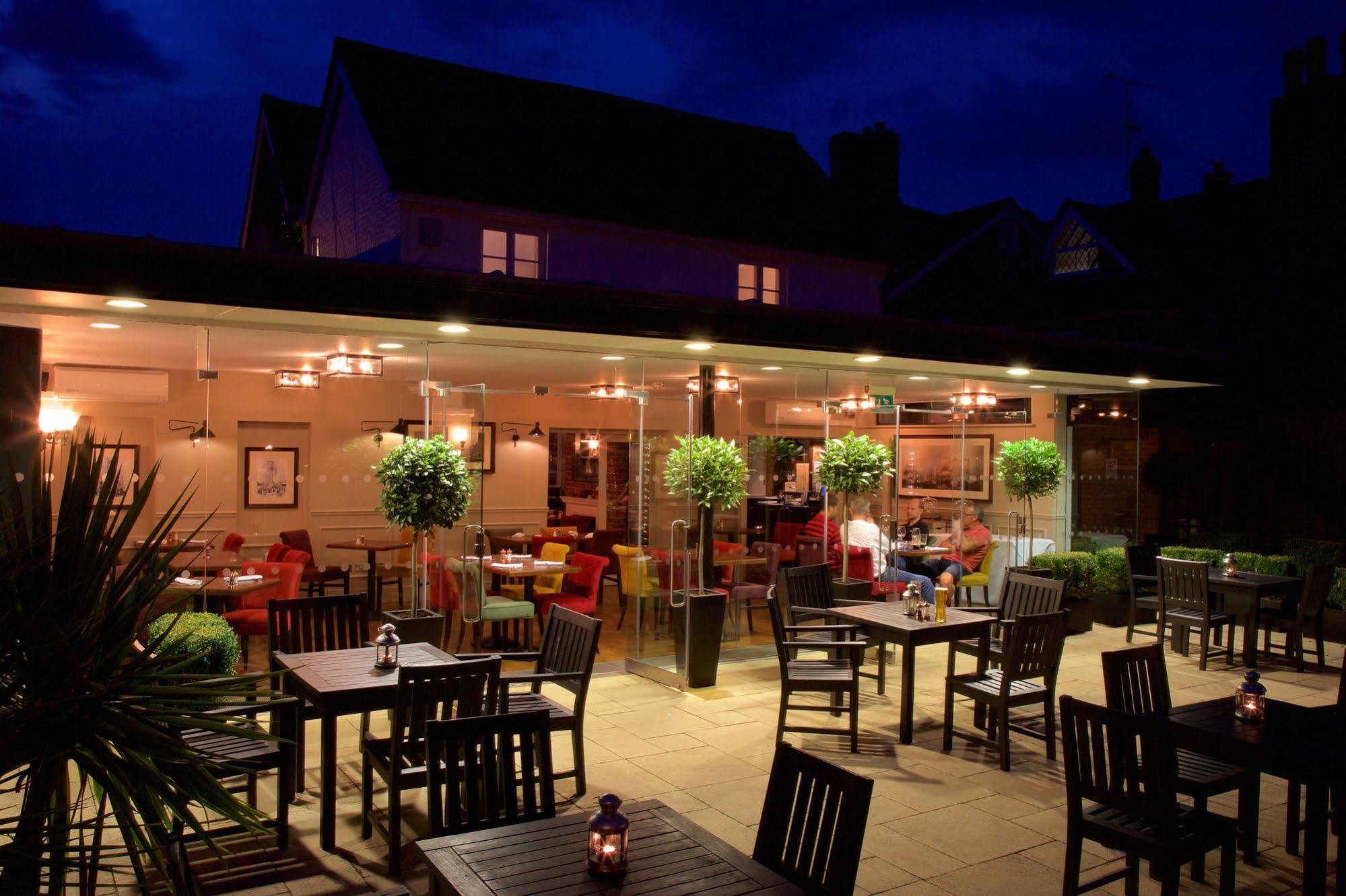 The Talbot Inn Уокинг Екстериор снимка