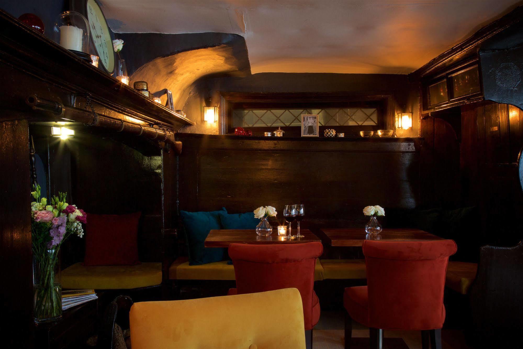 The Talbot Inn Уокинг Екстериор снимка