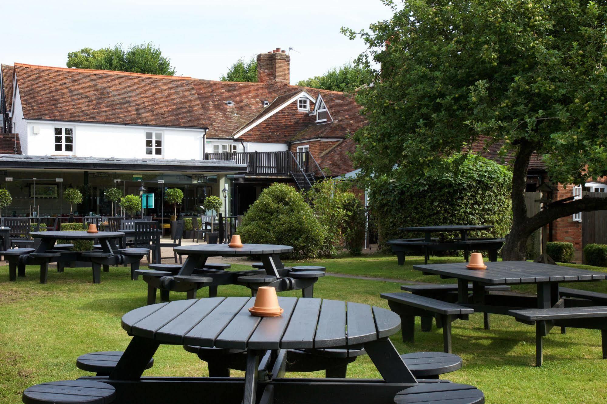 The Talbot Inn Уокинг Екстериор снимка
