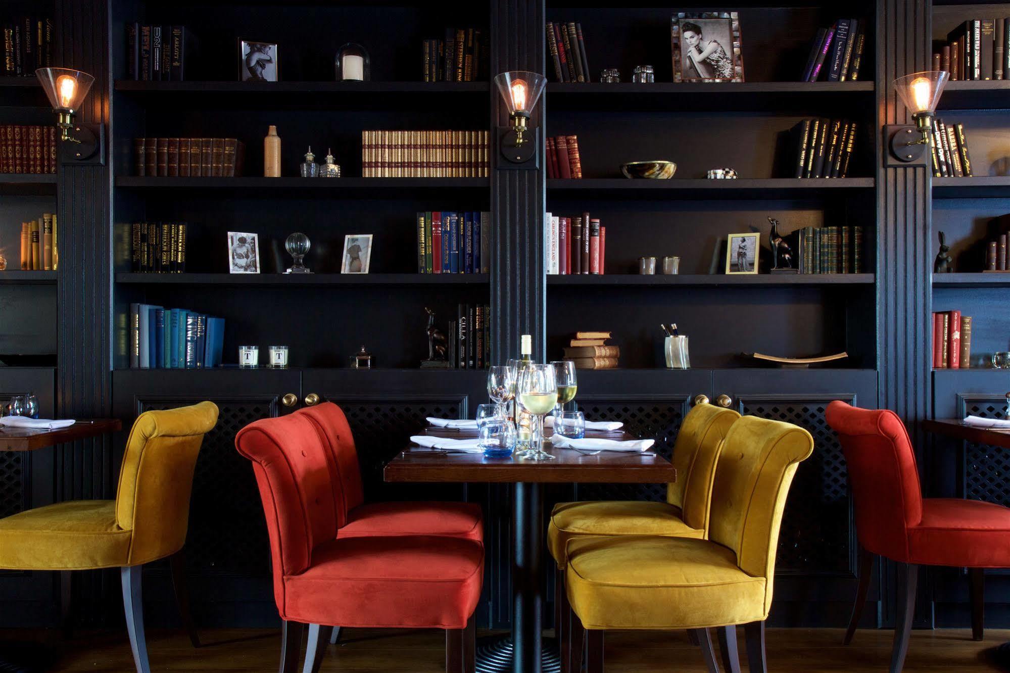 The Talbot Inn Уокинг Екстериор снимка