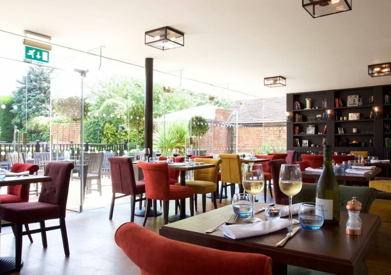 The Talbot Inn Уокинг Екстериор снимка