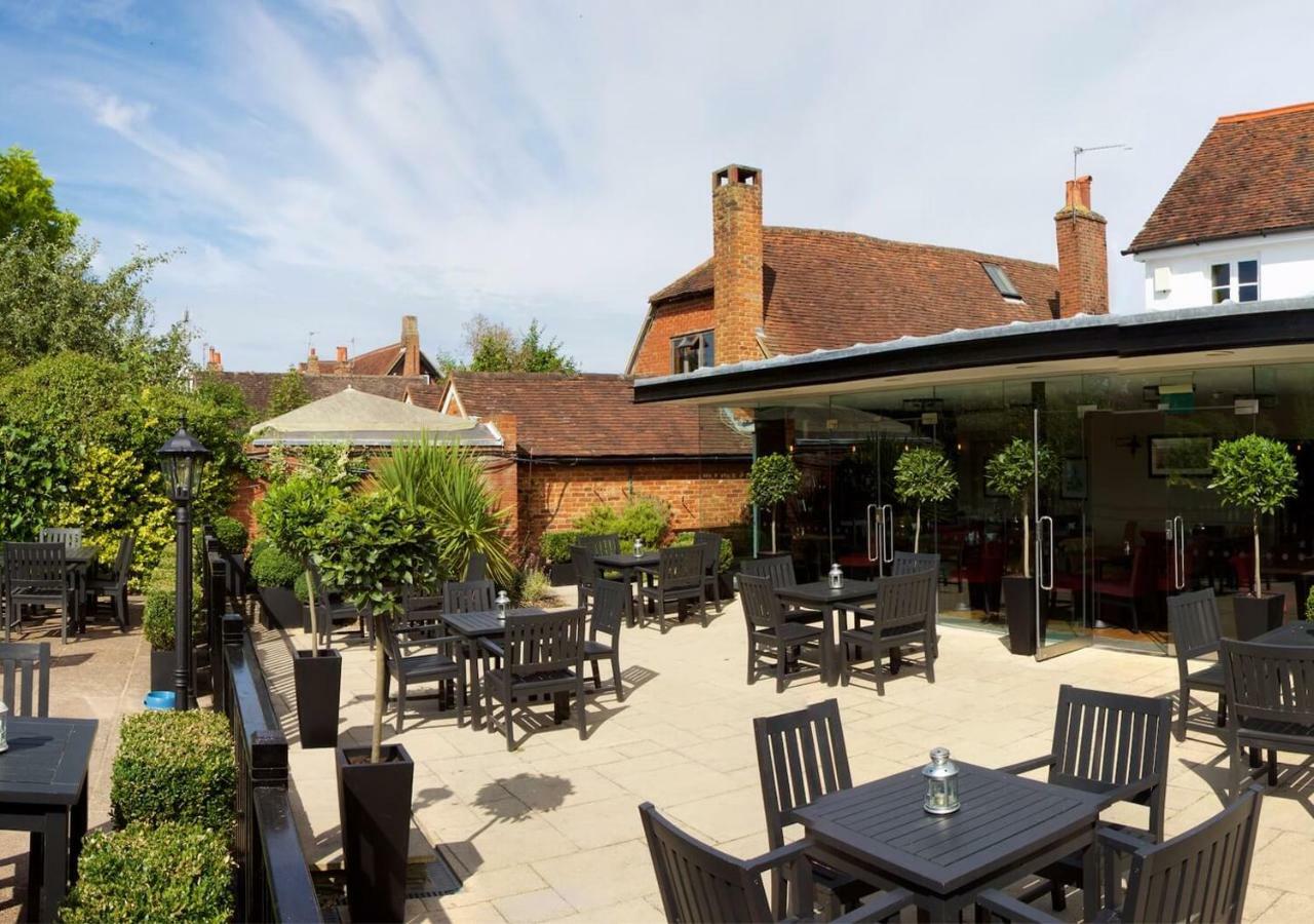 The Talbot Inn Уокинг Екстериор снимка