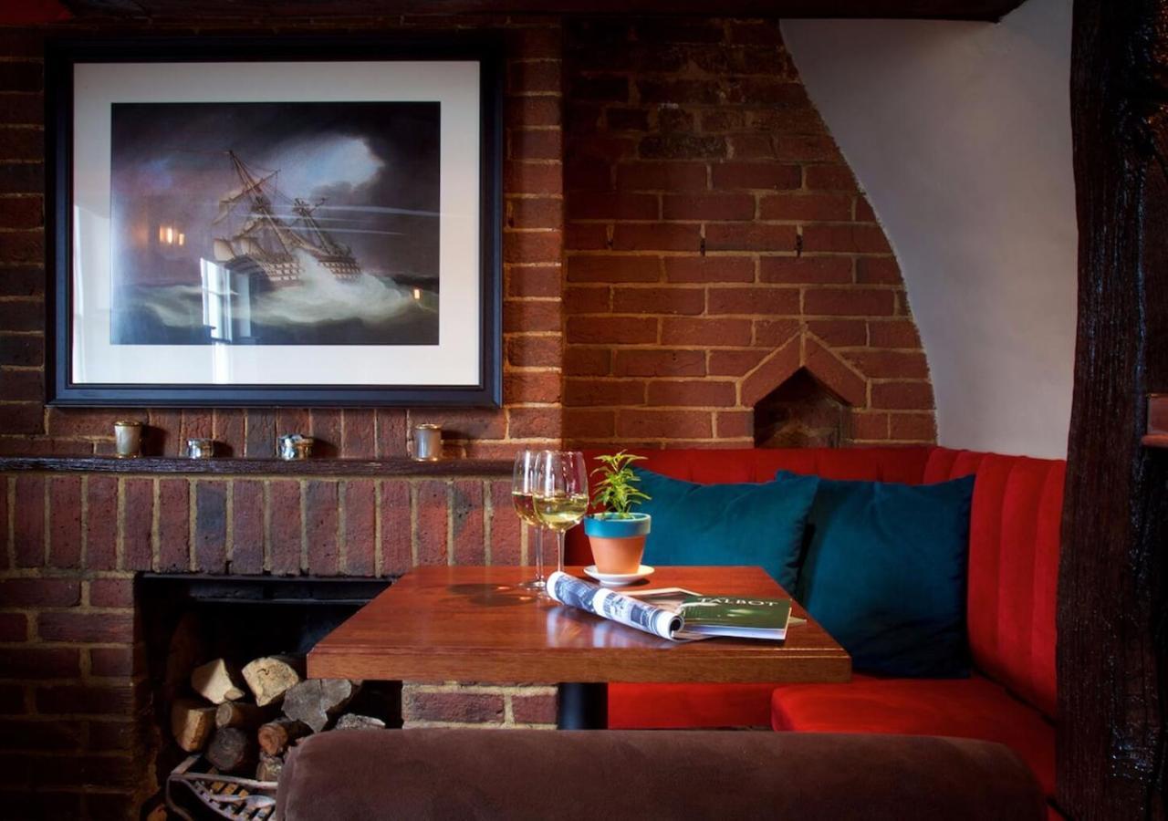 The Talbot Inn Уокинг Екстериор снимка